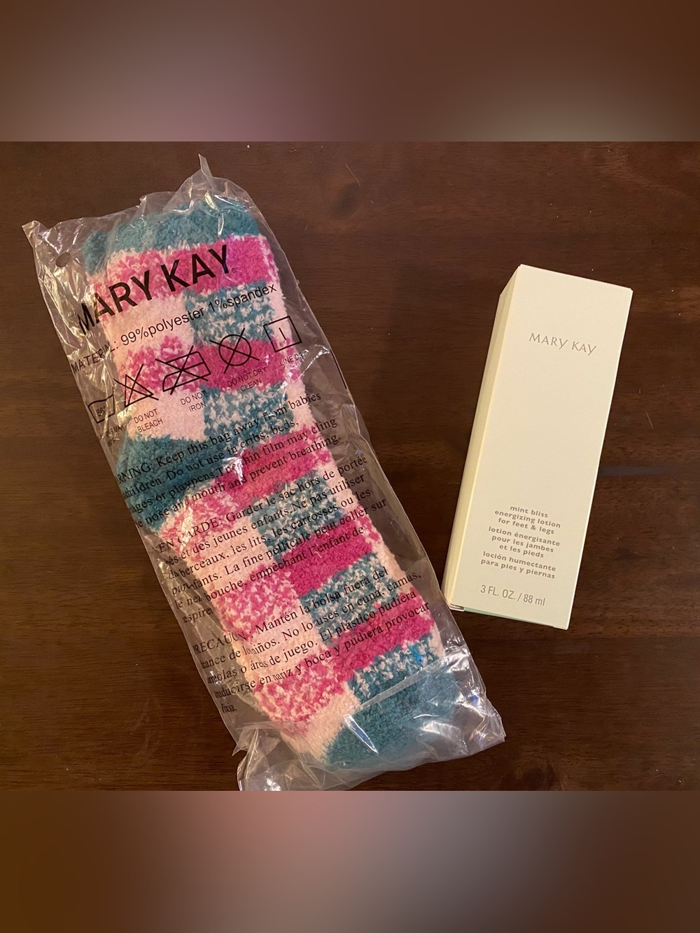 Mary Kay Mint Bliss Energizing Lotion for Feet & Legs with Fuzzy Cozy Socks